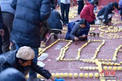 西藏甘丹寺举行燃灯日活动